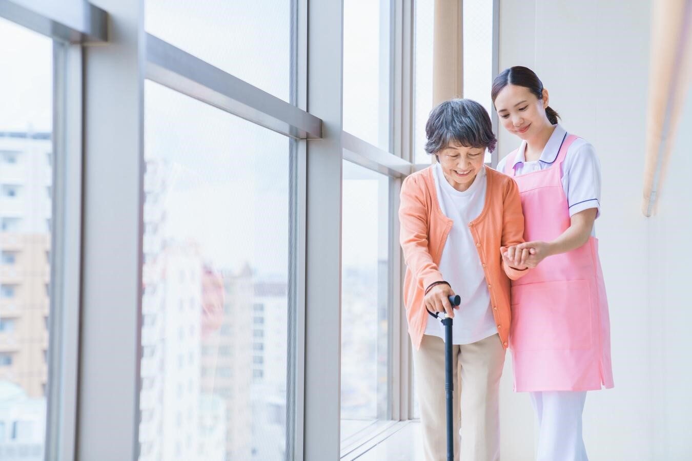 シニア女性に手を貸す若い女性