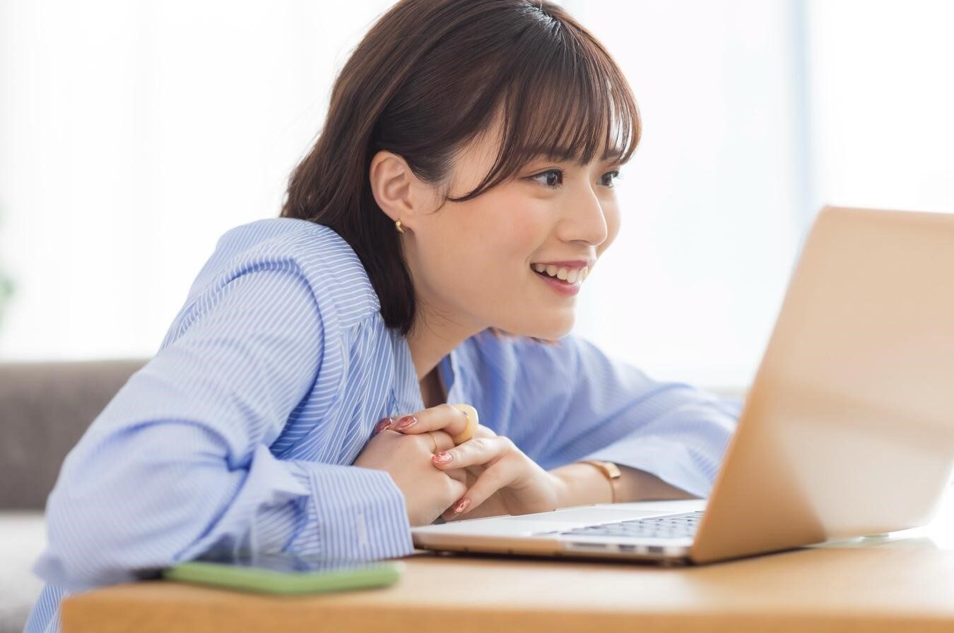 笑顔でパソコンを見る若い女性